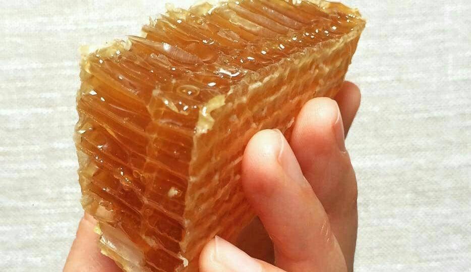 عسل طبیعی با موم خوش طعم